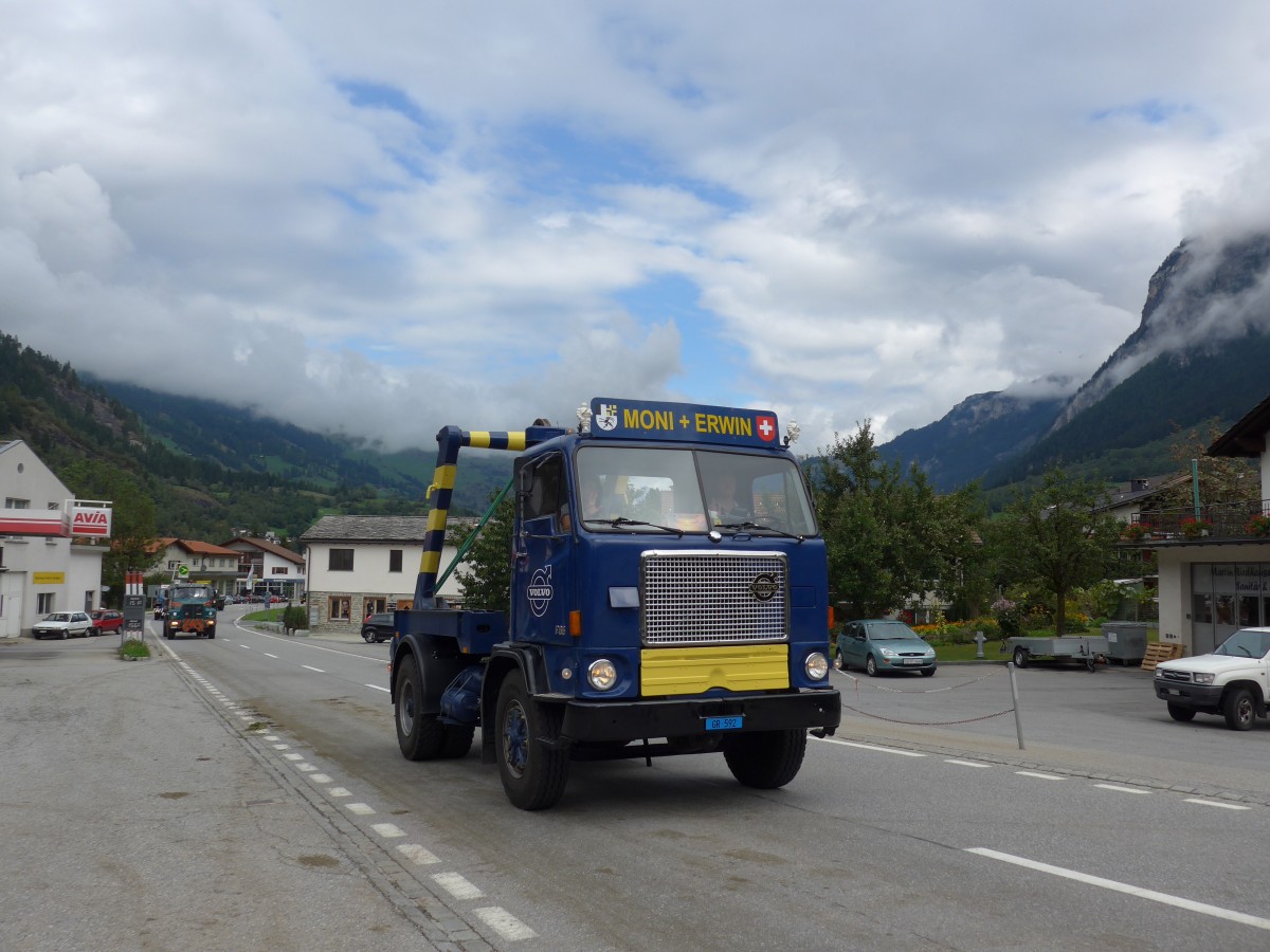 (165'389) - Moni+Erwin - GR 592 - Volvo am 19. September 2015 in Andeer, Tgavugl