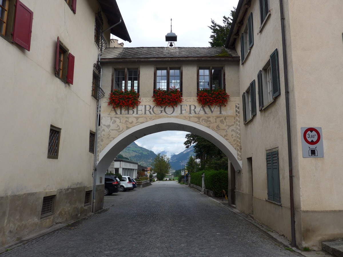(165'414) - Torbogen bei der Albergo Fravi am 19. September 2015 in Andeer
