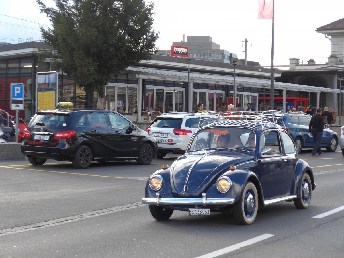 (165'457) - VW-K�fer - BE 133'953 - am 19. September 2015 beim Bahnhof Thun