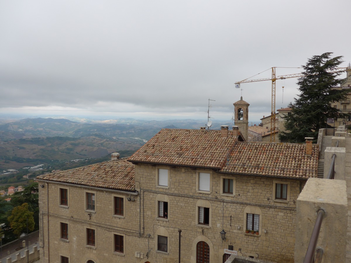 (165'625) - H�user mit Kirchturm am 24. September 2015 in San Marino