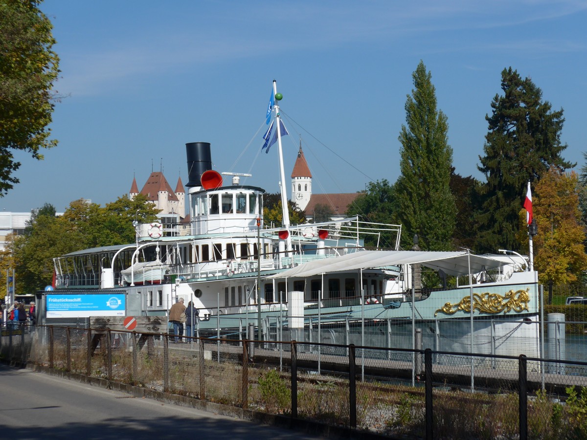 (165'930) - Dampfschiff Bl�mlisalp am 2. Oktober 2015 an der Schiffl�ndte Thun