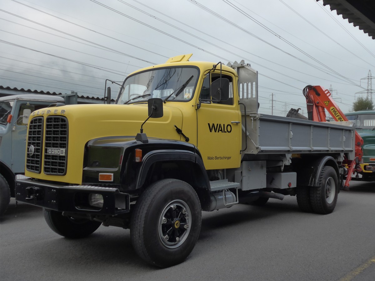 (166'084) - Walo Bertschinger - ZH 414'821 - Saurer am 10. Oktober 2015 in Sch�nis, Bicoareal