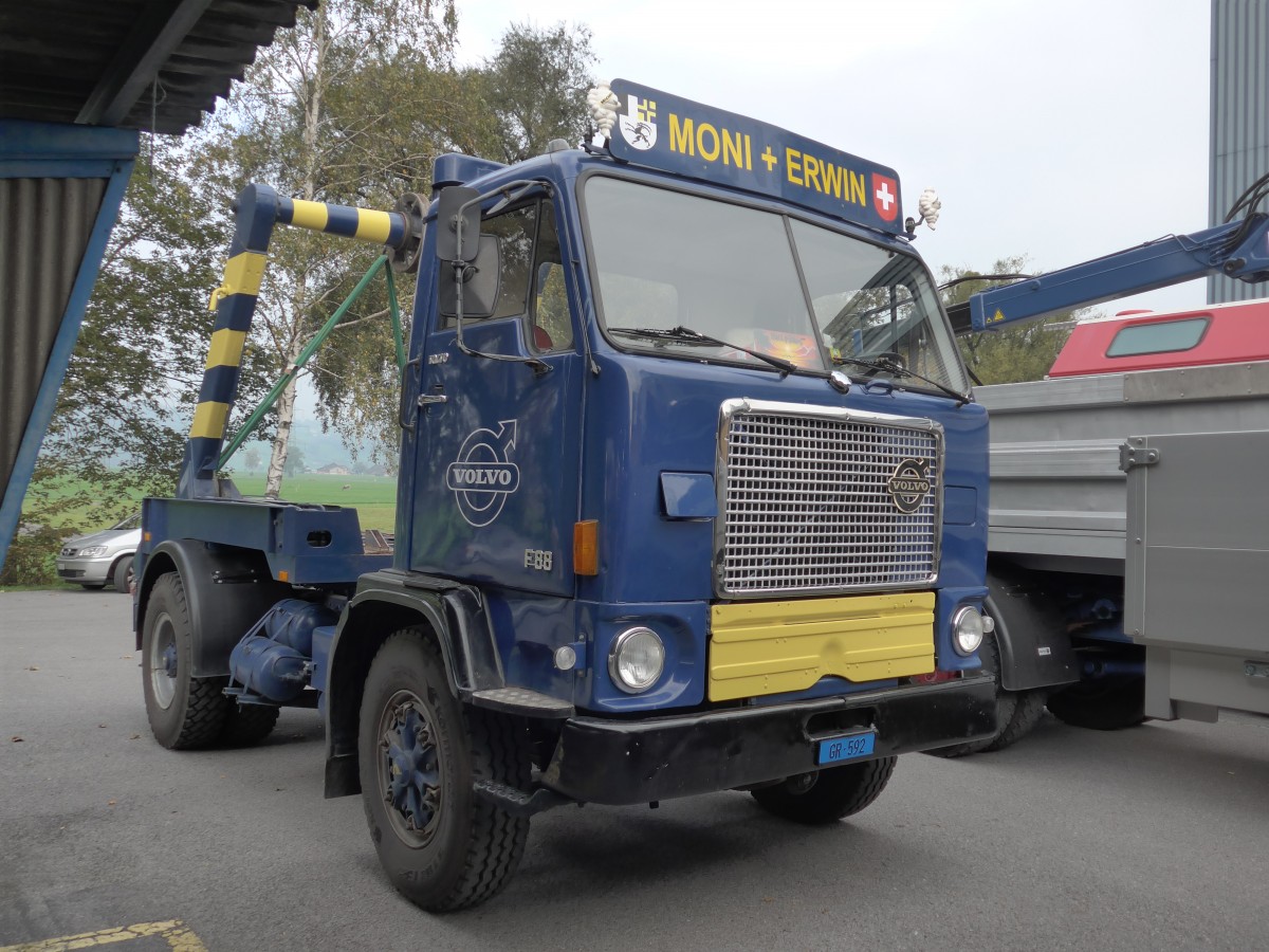 (166'089) - Moni+Erwin - GR 592 - Volvo am 10. Oktober 2015 in Sch�nis, Bicoareal