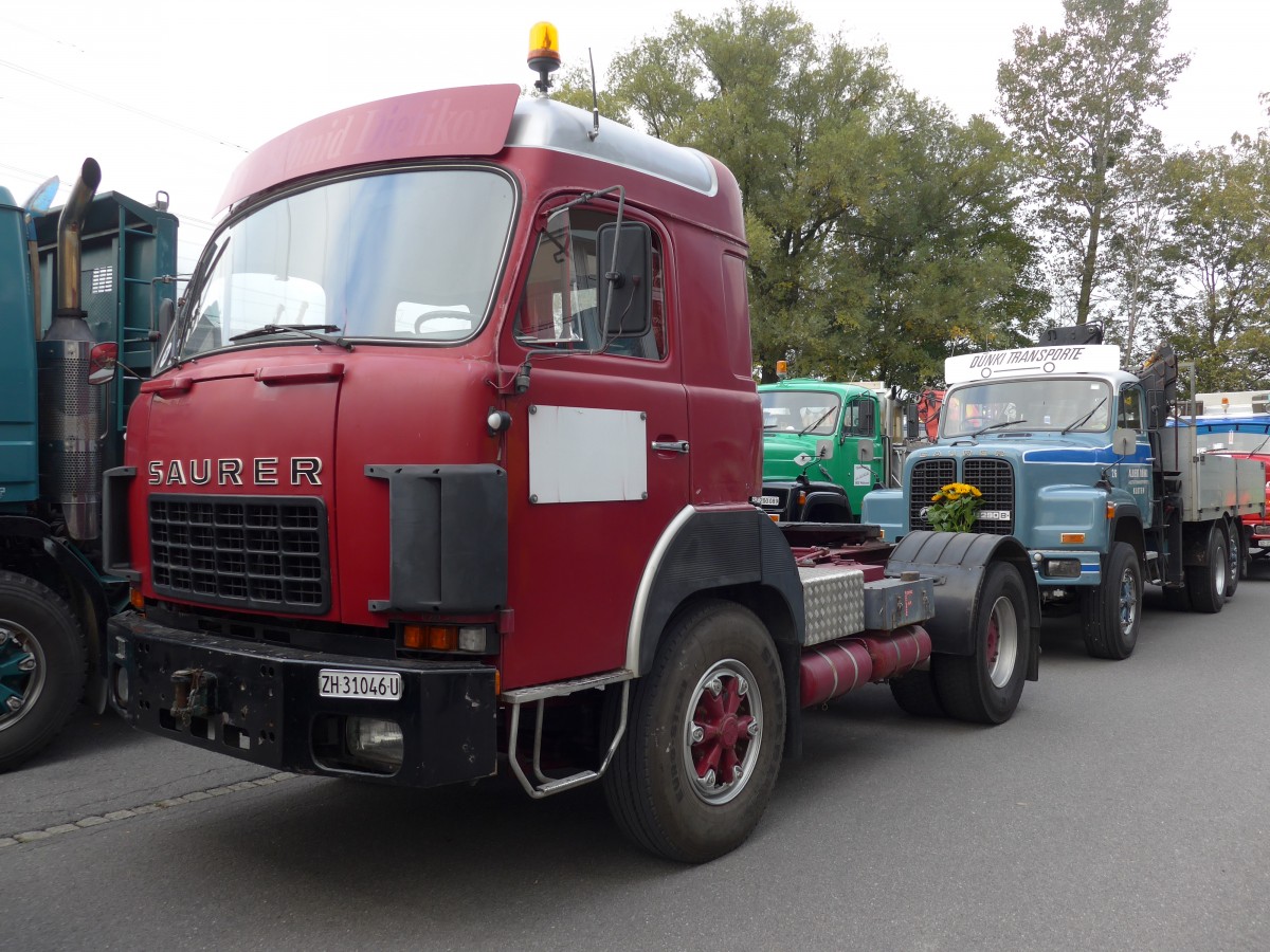 (166'104) - Schmid, Dietikon - ZH 31'046 U - Saurer am 10. Oktober 2015 in Sch�nis, Bicoareal