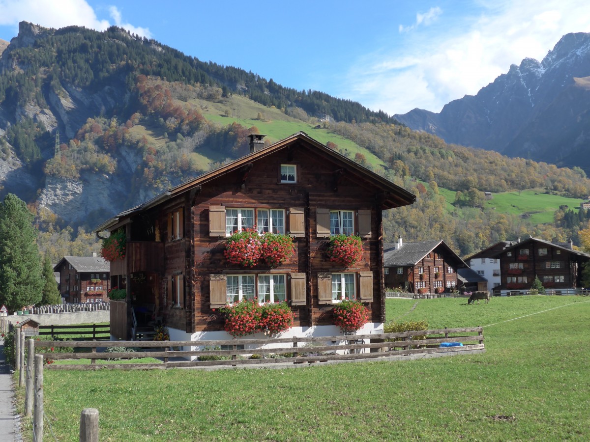 (166'143) - Mit Blumen beschm�cktes Haus am 10. Oktober 2015 in Elm