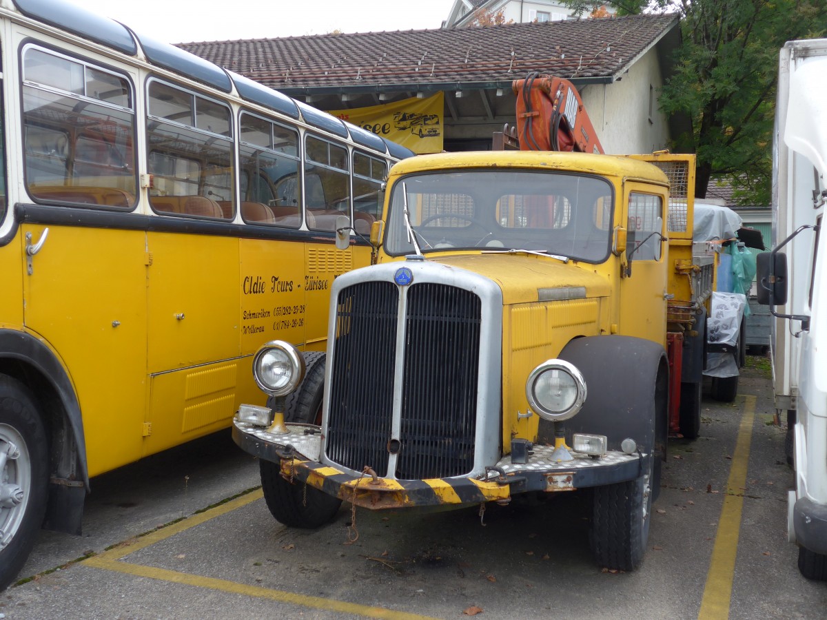 (166'177) - Oldie-Tours Z�risee, Wollerau - Saurer am 10. Oktober 2015 in Uznach, Garage