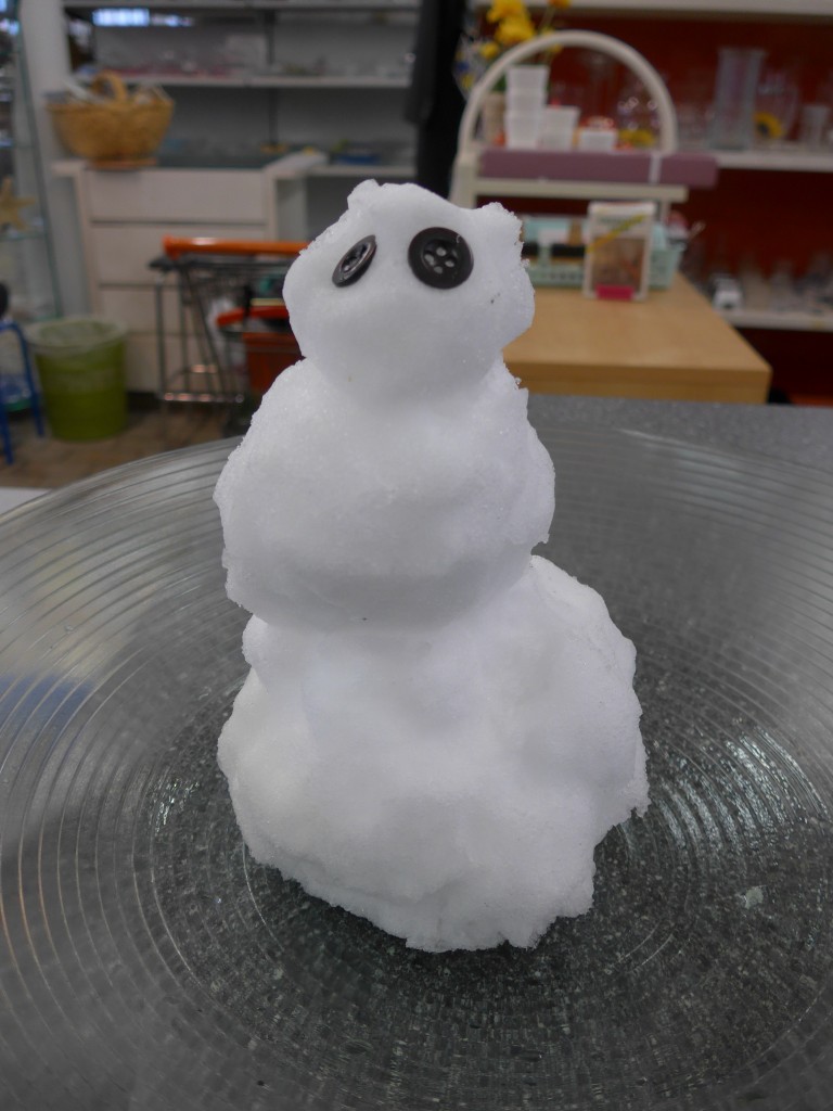 (166'254) - Kleiner Schneemann am 16. Oktober 2015 mit echtem Schnee aus Adelboden im BrockiShop