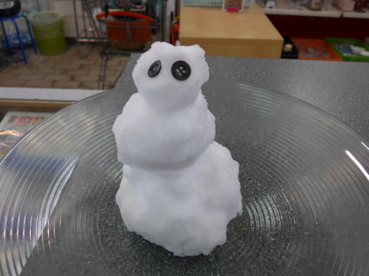 (166'255) - Kleiner Schneemann am 16. Oktober 2015 aus echtem Schnee aus Adelboden im BrockiShop