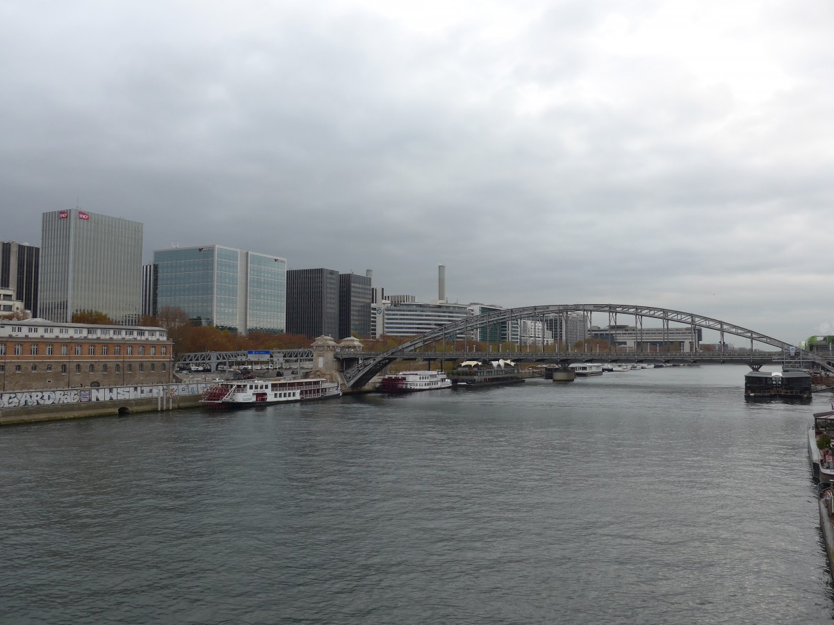 (166'826) - Die Seine mit Br�cke und Schiffen am 16. November 2015 in Paris