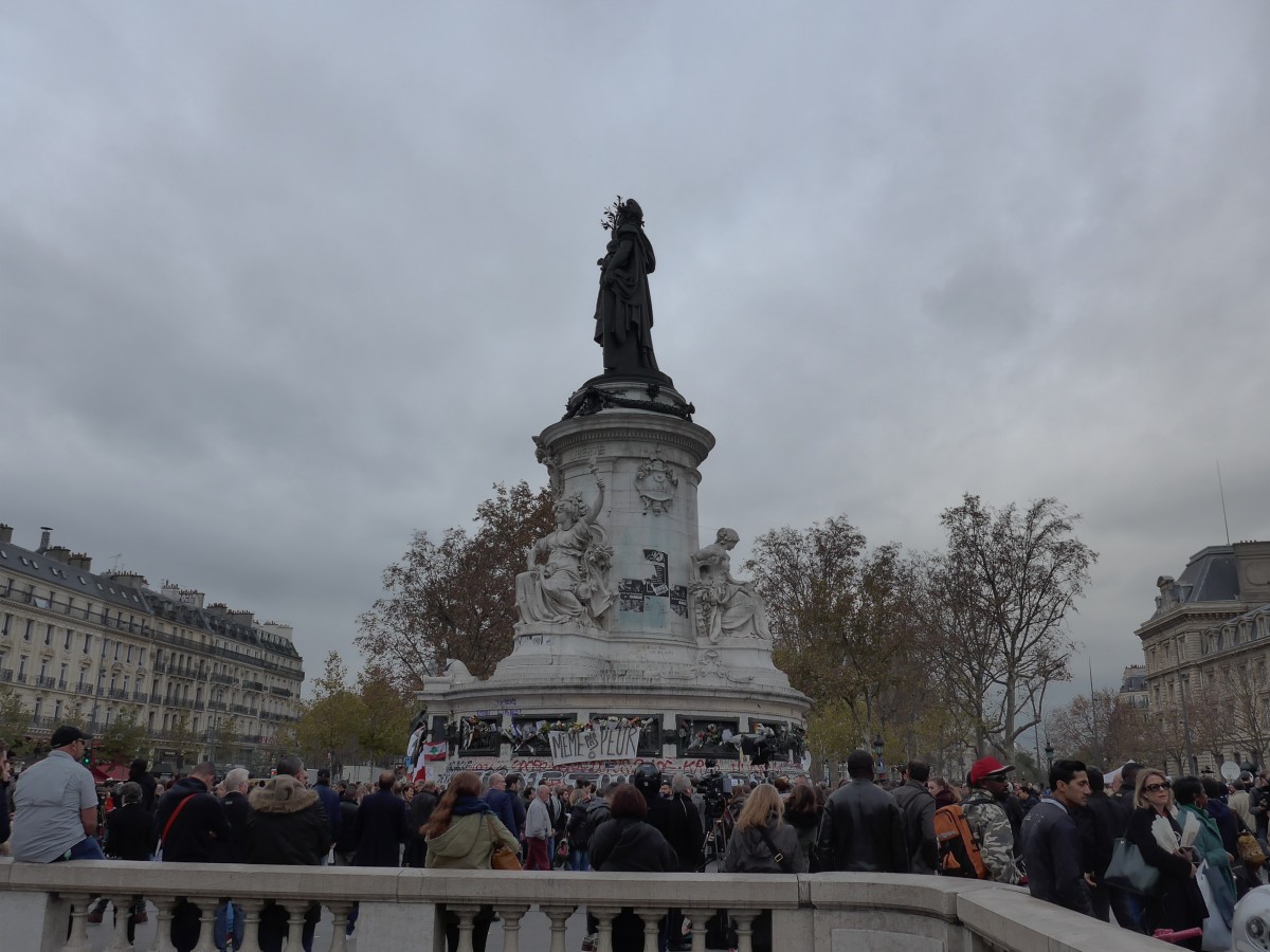 (166'962) - Demkmal auf dem Place de la R�publique am 16. November 2015 in Paris