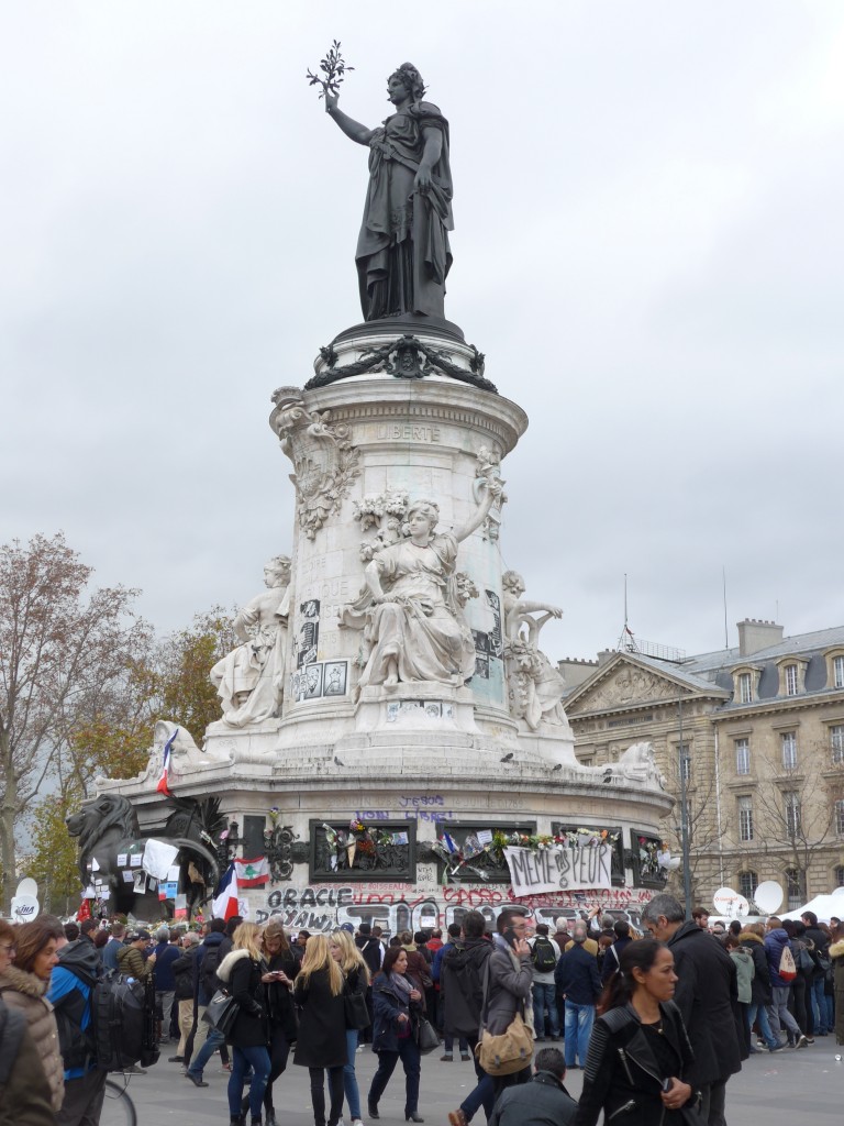 (166'975) - Denkmal auf dem Place de la R�publique am 16. November 2015 in Paris