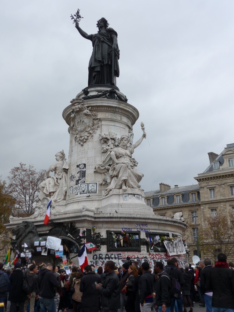 (166'976) - Denkmal auf dem Place de la R�publique am 16. November 2015 in Paris