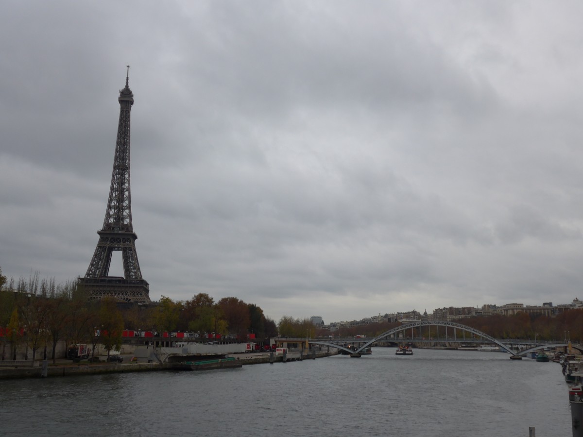 (166'982) - Der Eiffelturm und die Seine mit Br�cken am 16. November 2015 in Paris, von Alma-Marceau aus