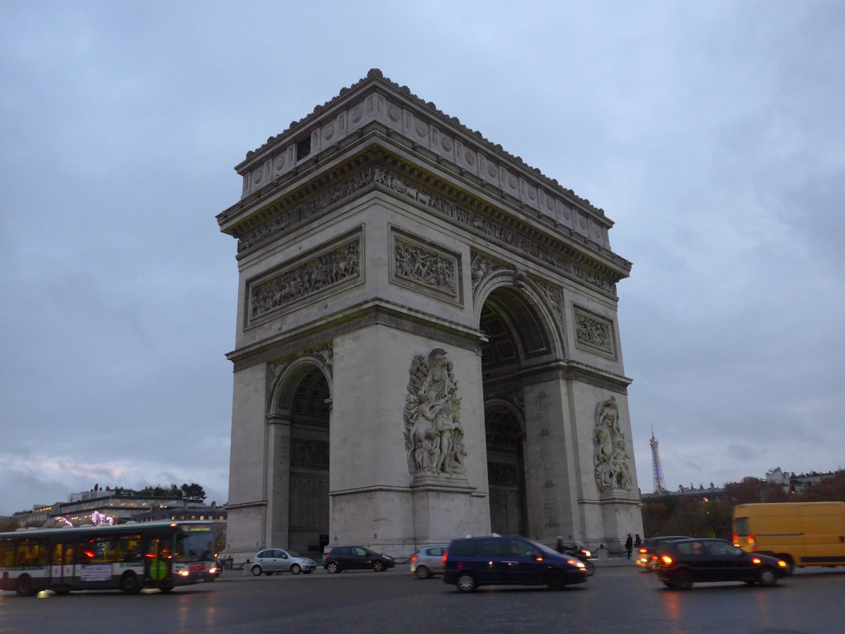 (167'027) - Der unbeleuchtete Arc de Triomphe am 16. November 2015 in Paris