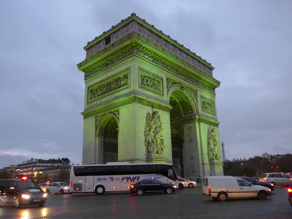 (167'028) - Der beleuchtete Arc de Triomphe am 16. November 2015 in Paris
