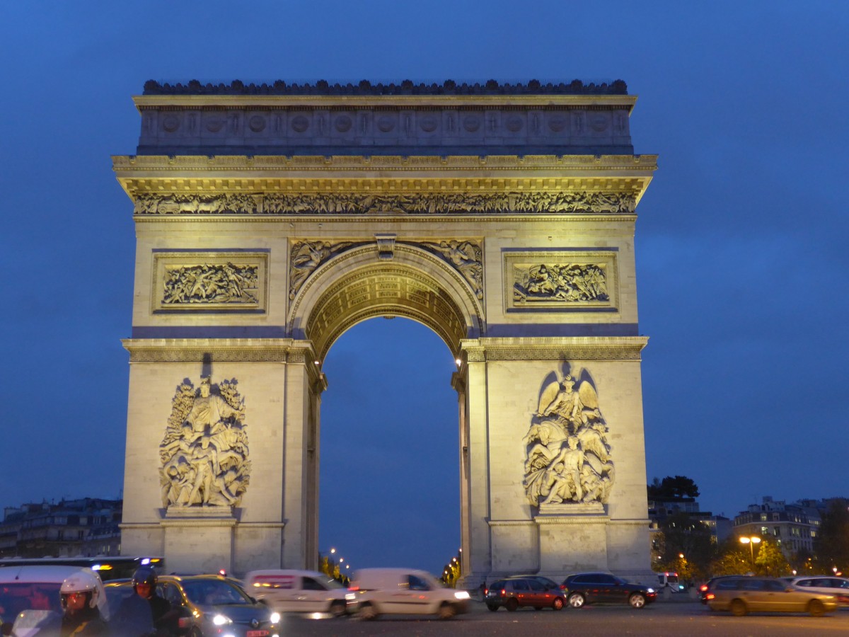 (167'032) - Der Arc de Triomphe am Abend am 16. November 2015 in Paris