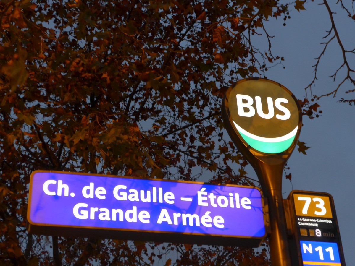(167'033) - Bus-Haltestelle - Paris, Ch. de Gaulle - �toile Grande Arm�e - am 16. November 2015