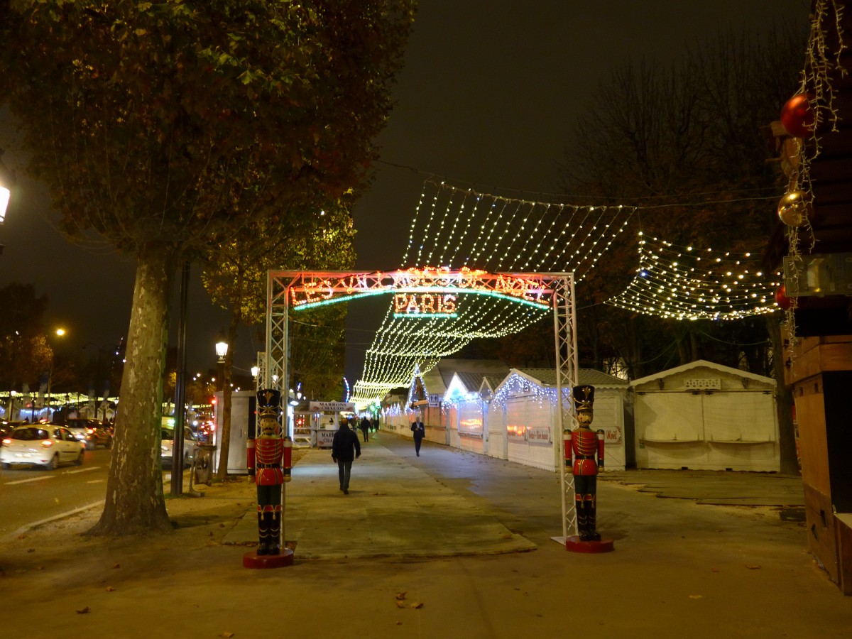 (167'039) - Der  geschlossene  Weihnachtsmarkt am 16. November 2015 in Paris, Champs-Elys�es