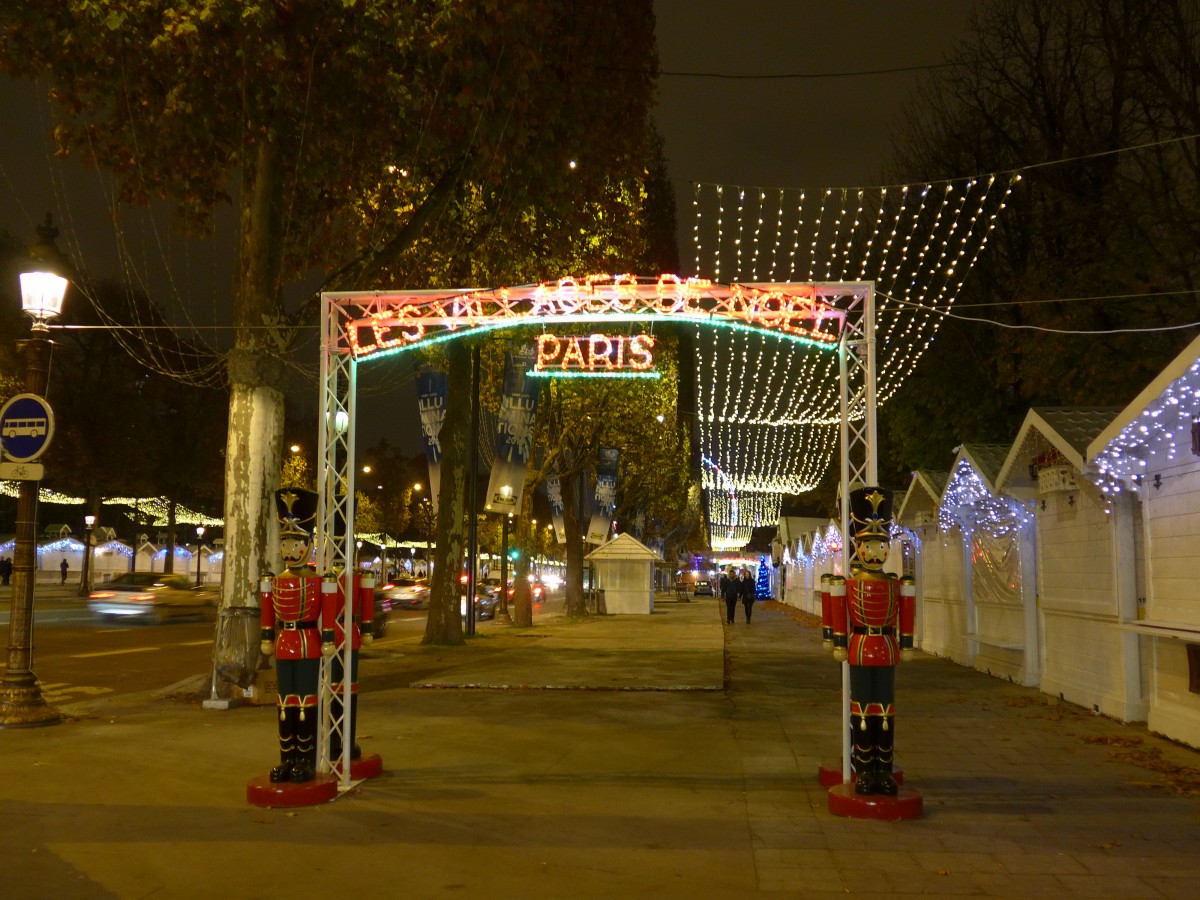 (167'040) - Der  geschlossene  Weihnachtsmarkt am 16. November 2015 in Paris, Champs-Elys�es