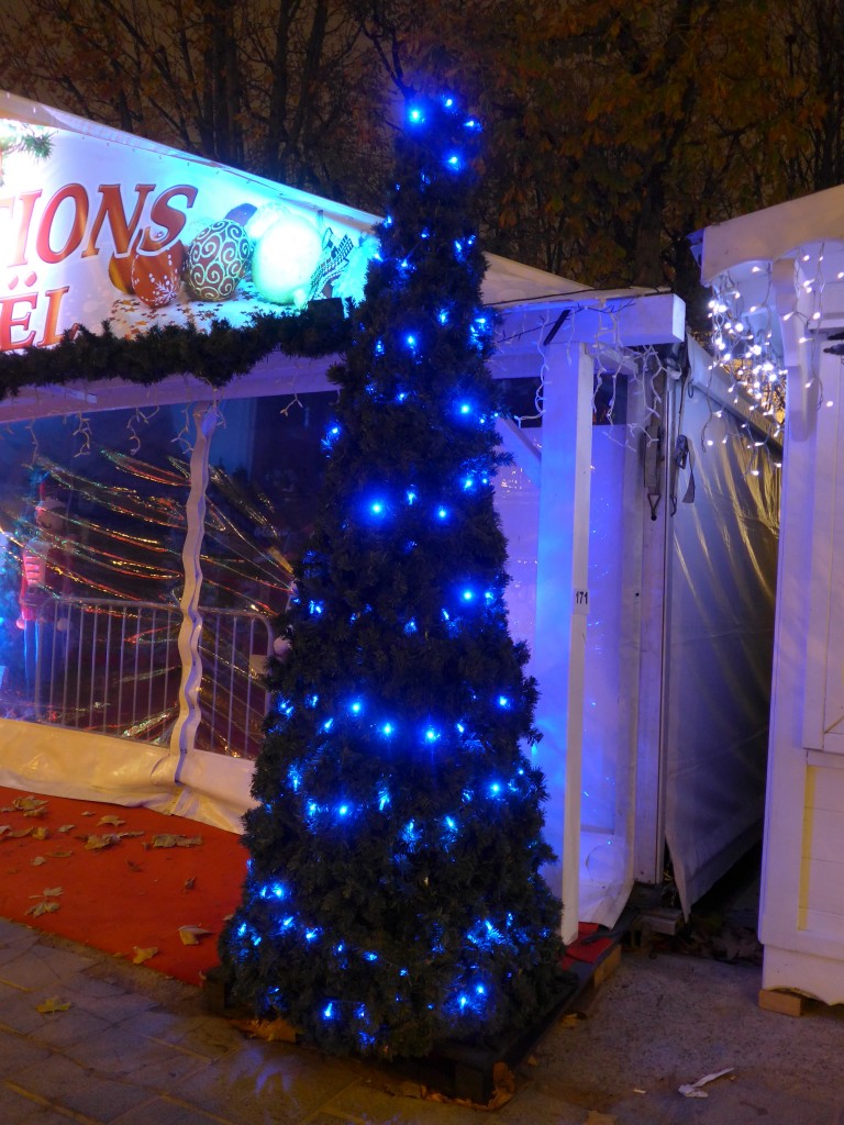 (167'042) - Der blaue Weihnachtsbaum am 16. November 2015 in Paris, Champs-Elys�es