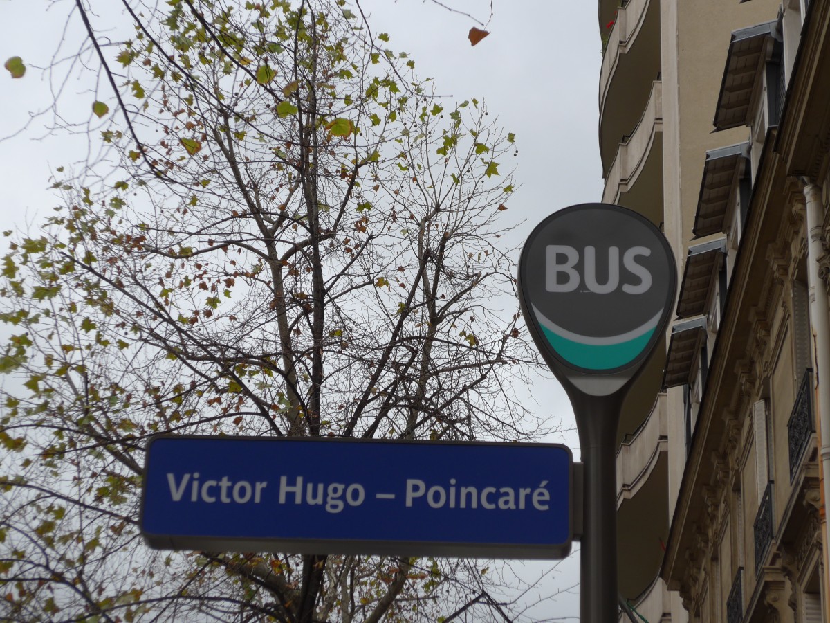 (167'155) - Bus-Haltestelle - Paris, Victor Hugo - Poincar� - am 17. November 2015
