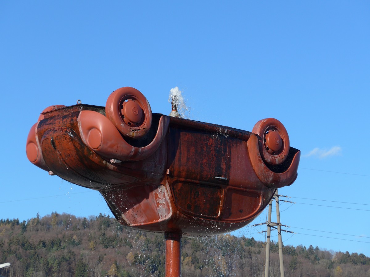 (167'433) - Ein Kreisel mit einem VW-K�fer als Brunnen am 19. November 2015 in Buchs