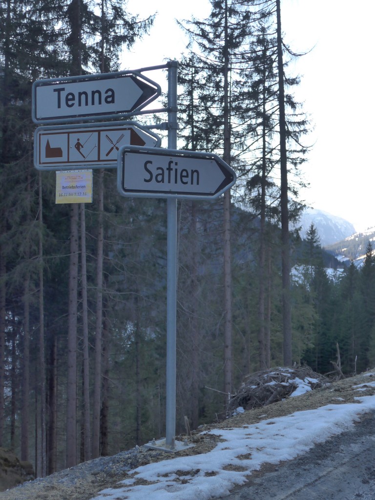 (167'635) - Wegweiser nach Tenna und Safien am 5. Dezember 2015 bei Tenna