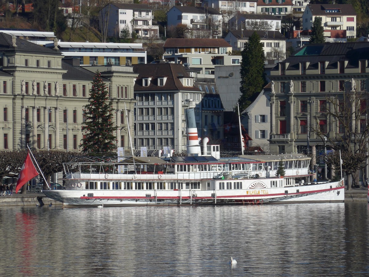 (167'933) - Dampfschiff Wilhelm Tell am 25. Dezember 2015 an der Schiffl�ndte in Luzern