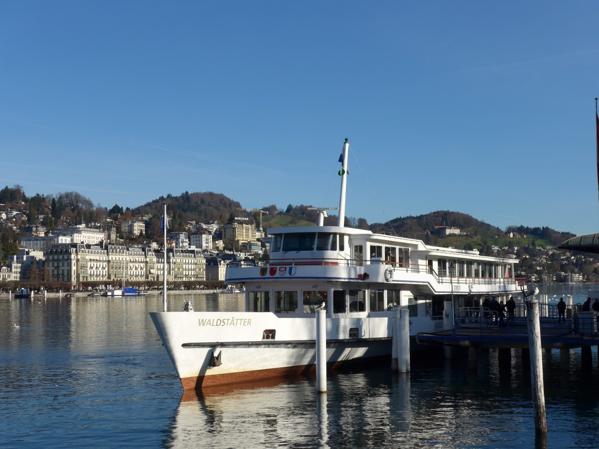 (167'944) - Motorschiff Waldst�tter am 25. Dezember 2015 bei der Schiffl�ndte an Luzern