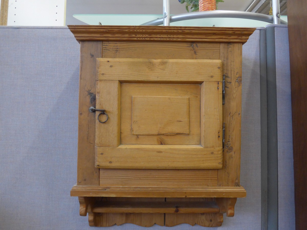 (168'486) - Altes K�chenschr�nkchen im BrockiShop am 21. Januar 2016