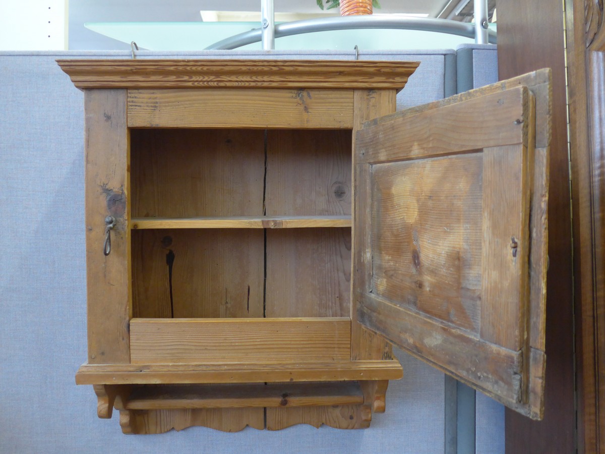 (168'487) - Altes K�chenschr�nkchen im BrockiShop am 21. Januar 2016