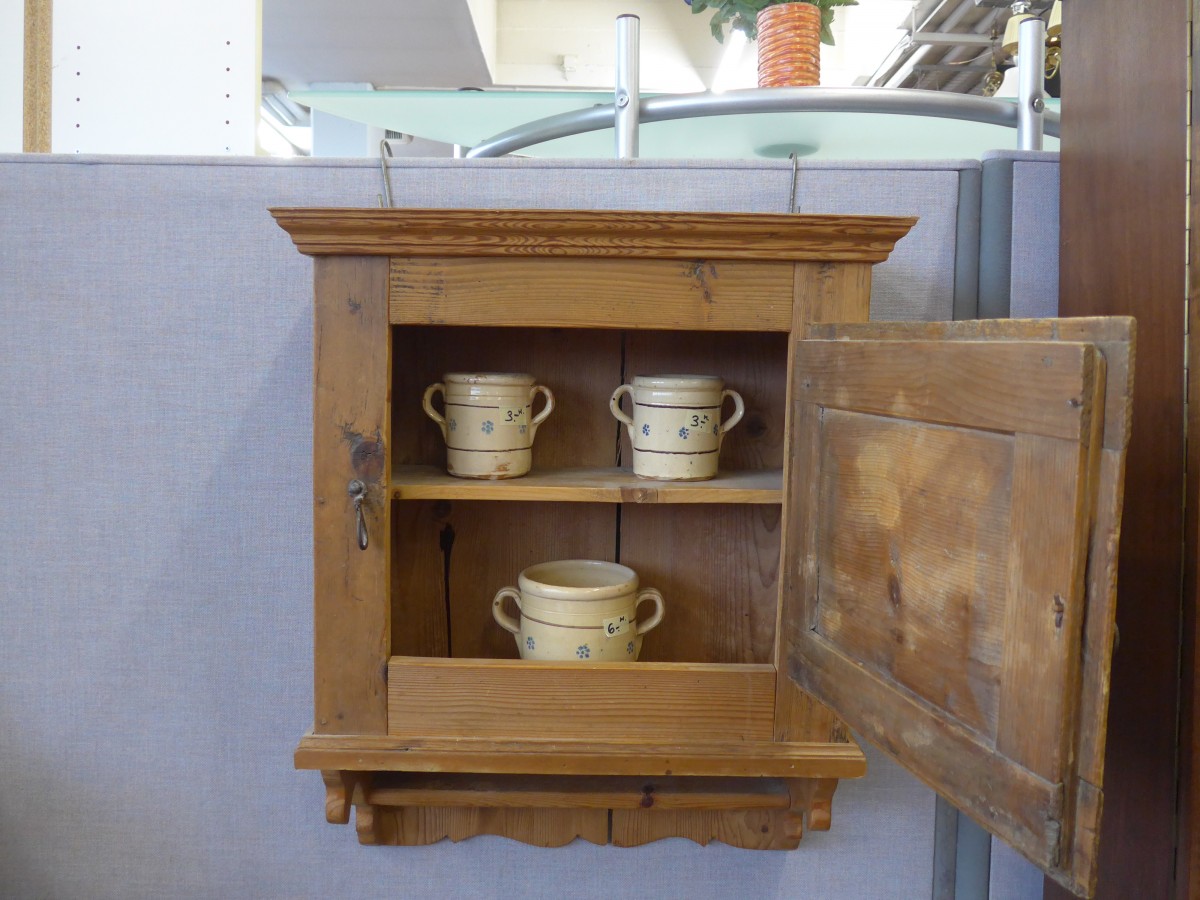 (168'488) - Altes K�chenschr�nkchen im BrockiShop am 21. Januar 2016