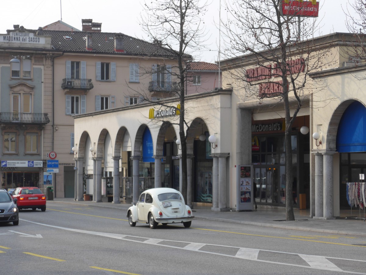 (168'604) - VW-K�fer - TI 1080 U - am 6. Februar 2016 beim Bahnhof Locarno
