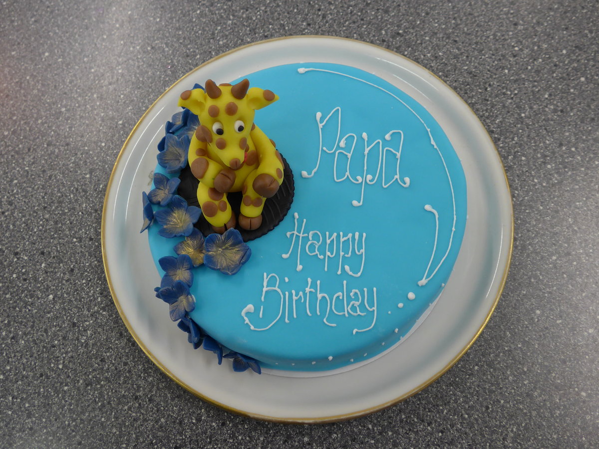 (169'215) - Geburtstagstorte aus Marzipan mit Giraffe am 9. M�rz 2016