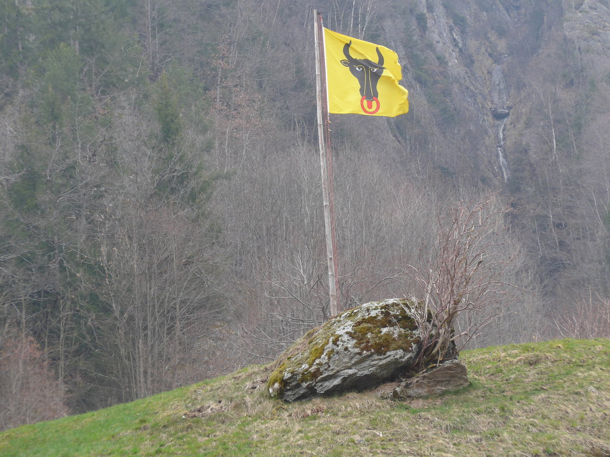 (169'441) - Urnerfahne am 25. M�rz 2016 in Bristen