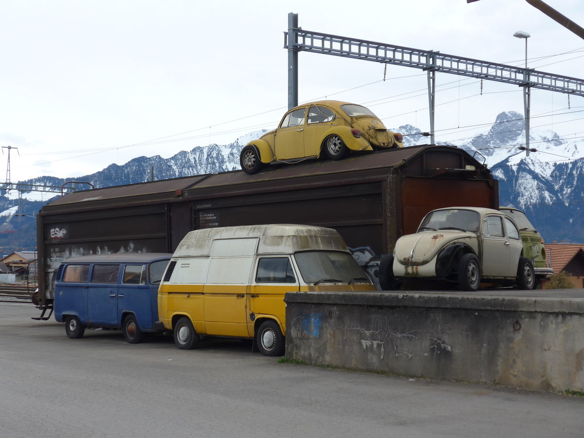 (169'622) - VW-K�fer + VW-Busse am 28. M�rz 2016 beim Bahnhof Steffisburg