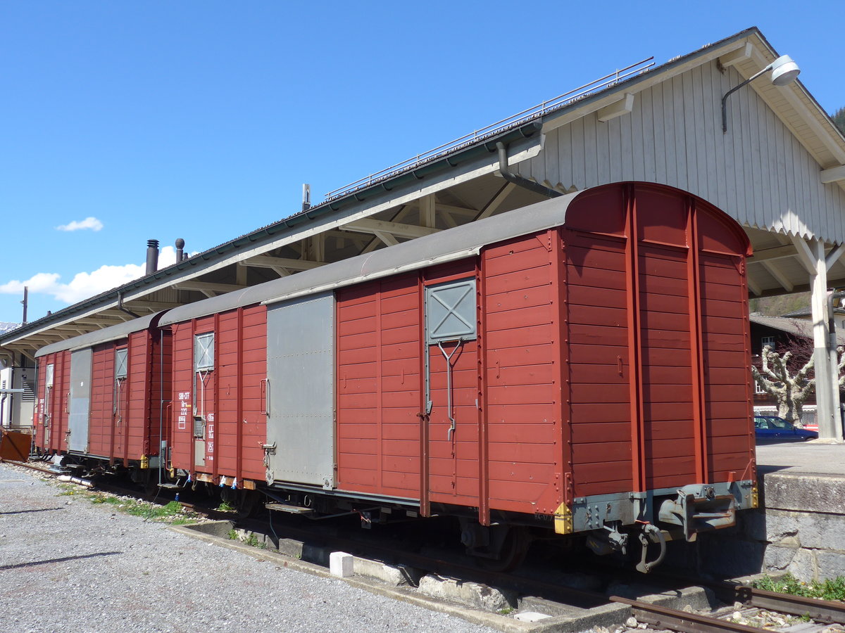 (169'833) - SBB-G�terwagen - Nr. 2212 - am 11. April 2016 im Bahnhof Meiringen