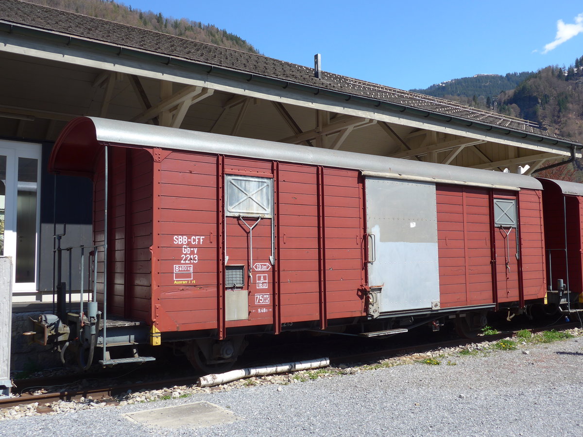 (169'834) - SBB-G�terwagen - Nr. 2213 - am 11. April 2016 im Bahnhof Meiringen