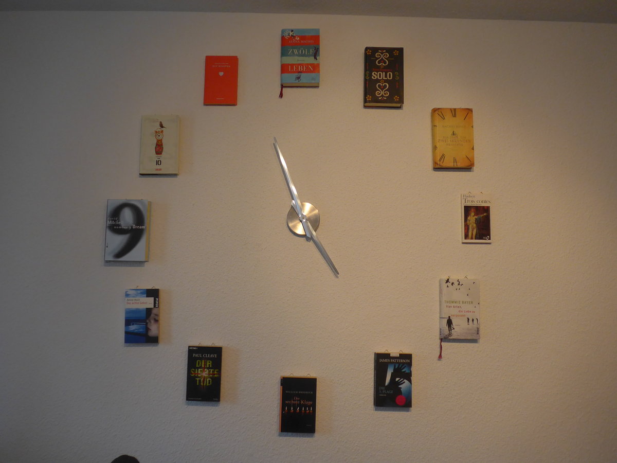 (170'151) - Uhr aus B�chern als Zahlen am 17. April 2016 in Niederhasli