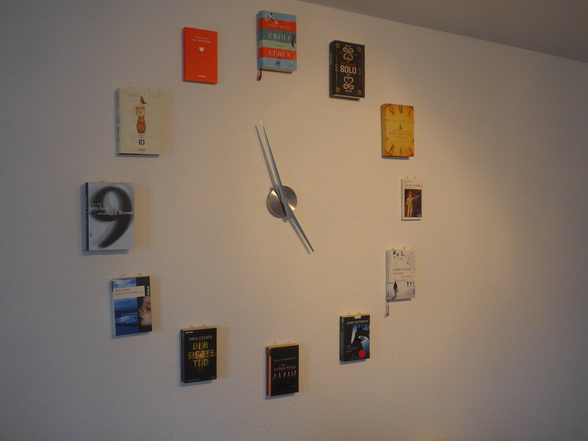 (170'152) - Uhr aus B�chern als Zahlen am 17. April 2016 in Niederhasli