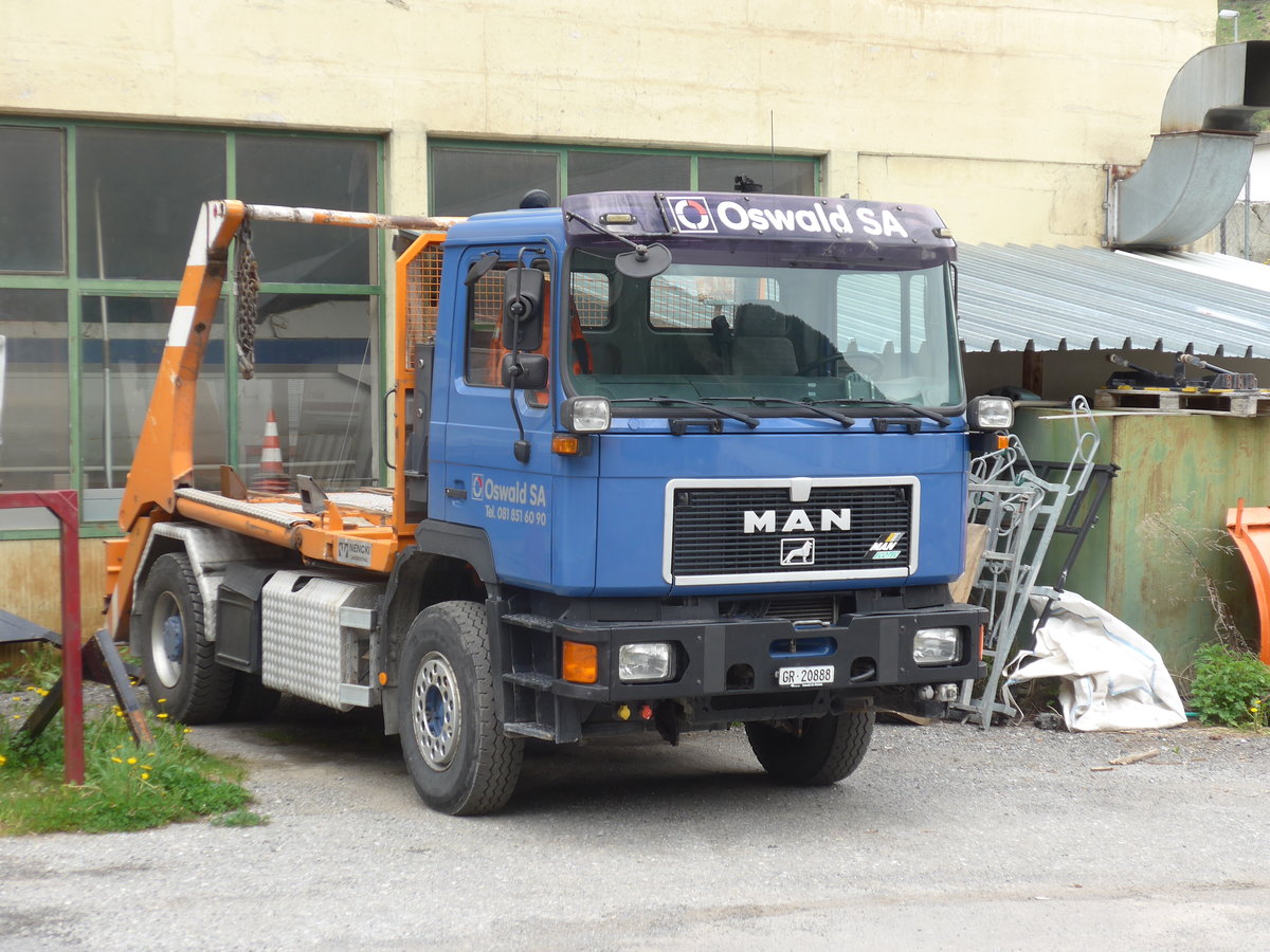 (170'905) - Oswald, M�stair - GR 20'888 - MAN am 16. Mai 2016 in M�stair, Garage