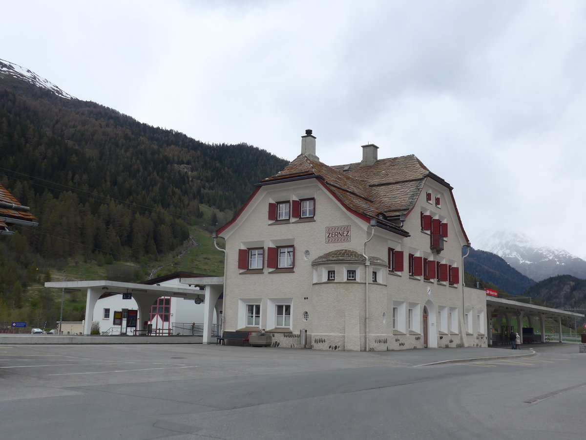 (170'920) - Der Bahnhof Zernez am 16. Mai 2016
