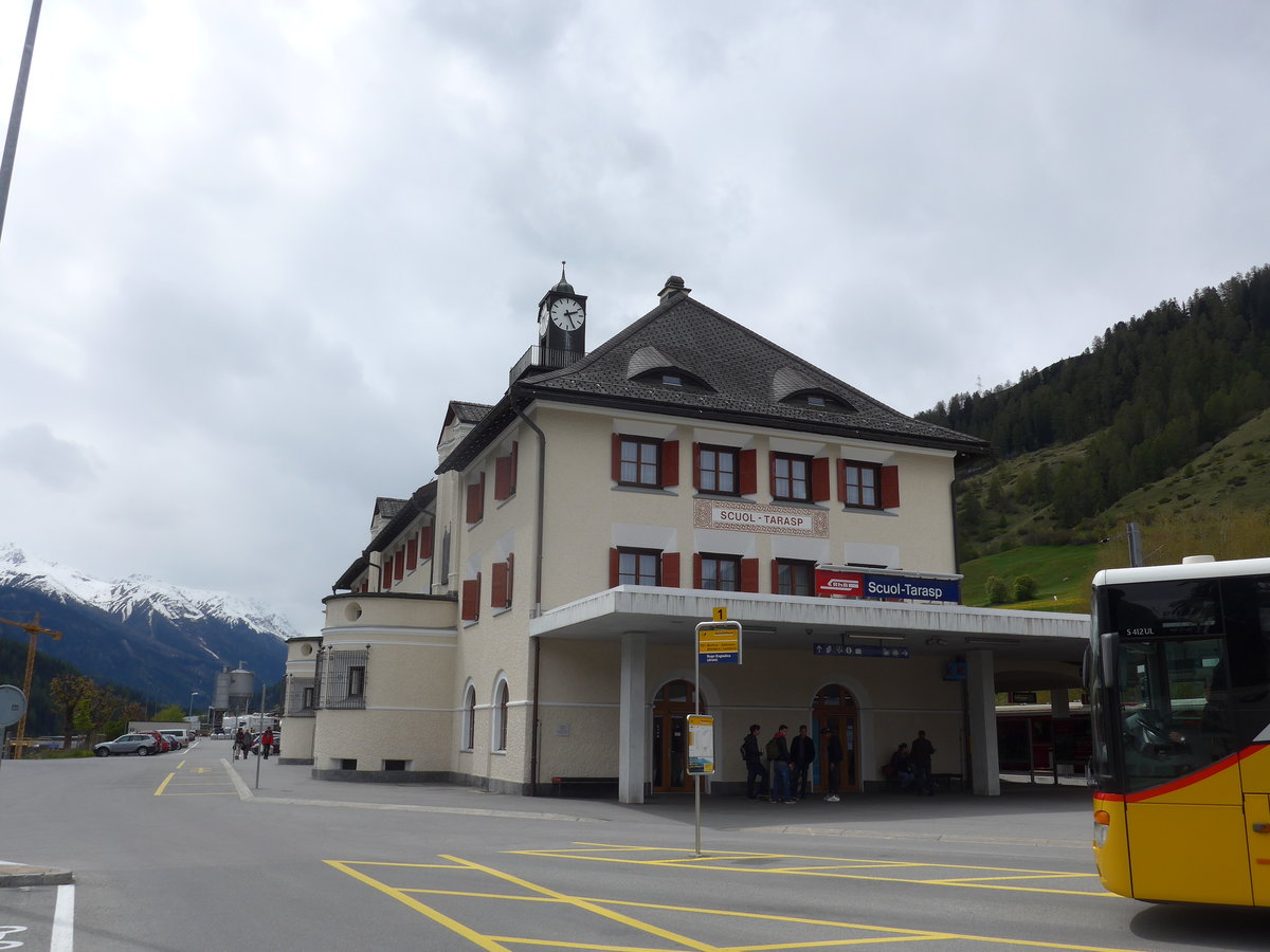 (170'926) - Der Bahnhof Scuol-Tarasp am 16. Mai 2016