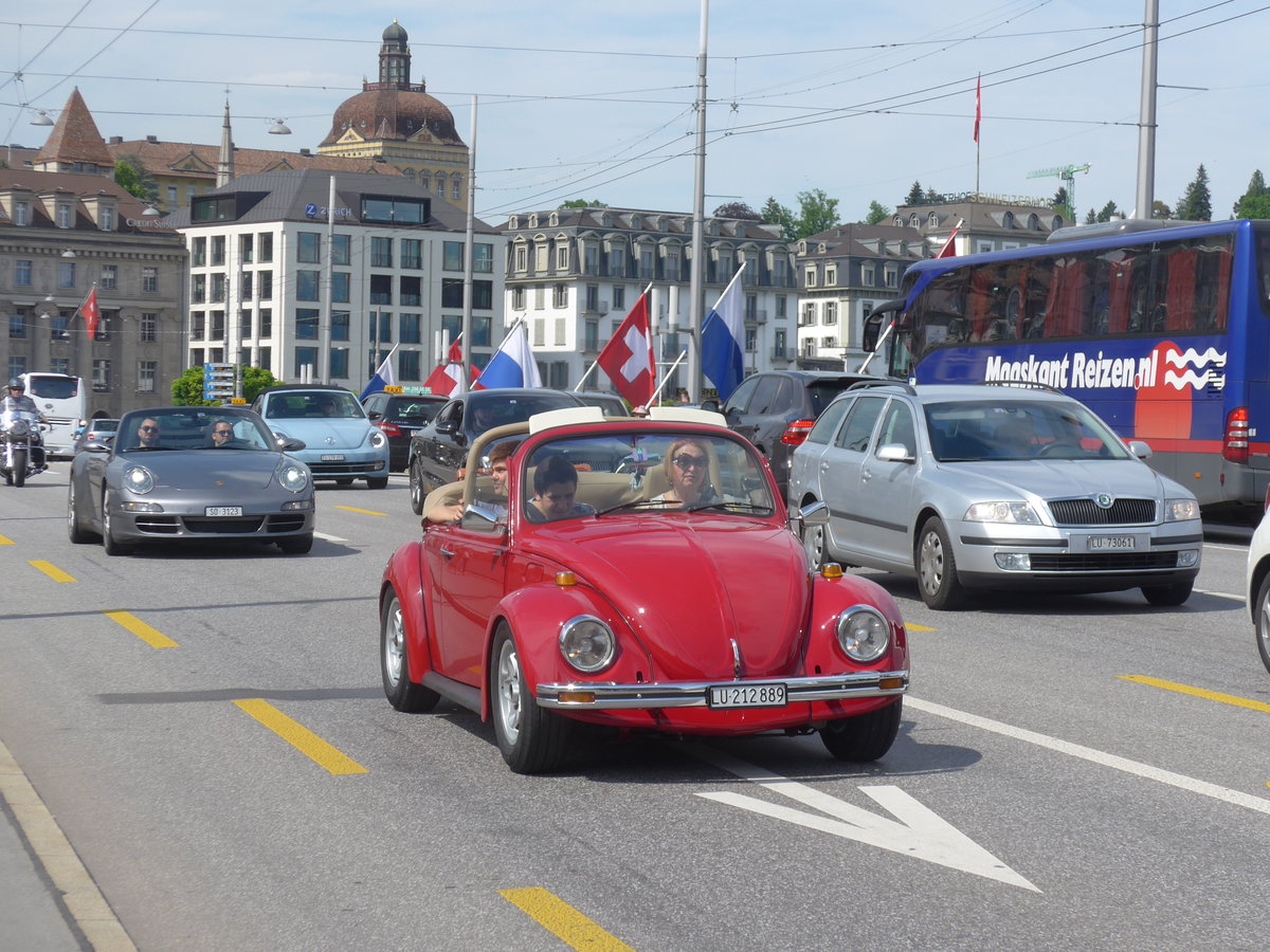 (171'388) - VW-K�fer - LU 212'889 - am 22. Mai 2016 in Luzern, Bahnhofbr�cke
