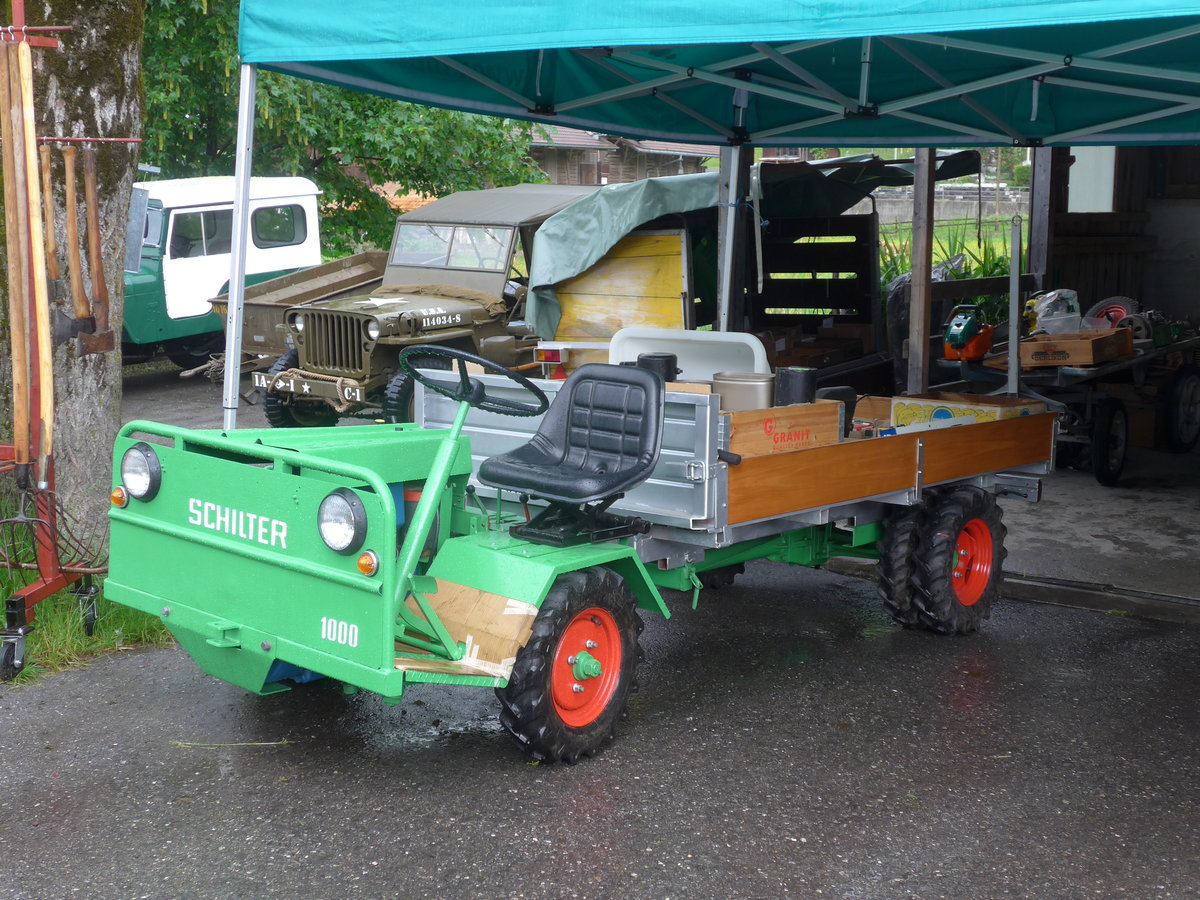 (171'475) - Schilter am 28. Mai 2016 beim Bahnhof Boltigen
