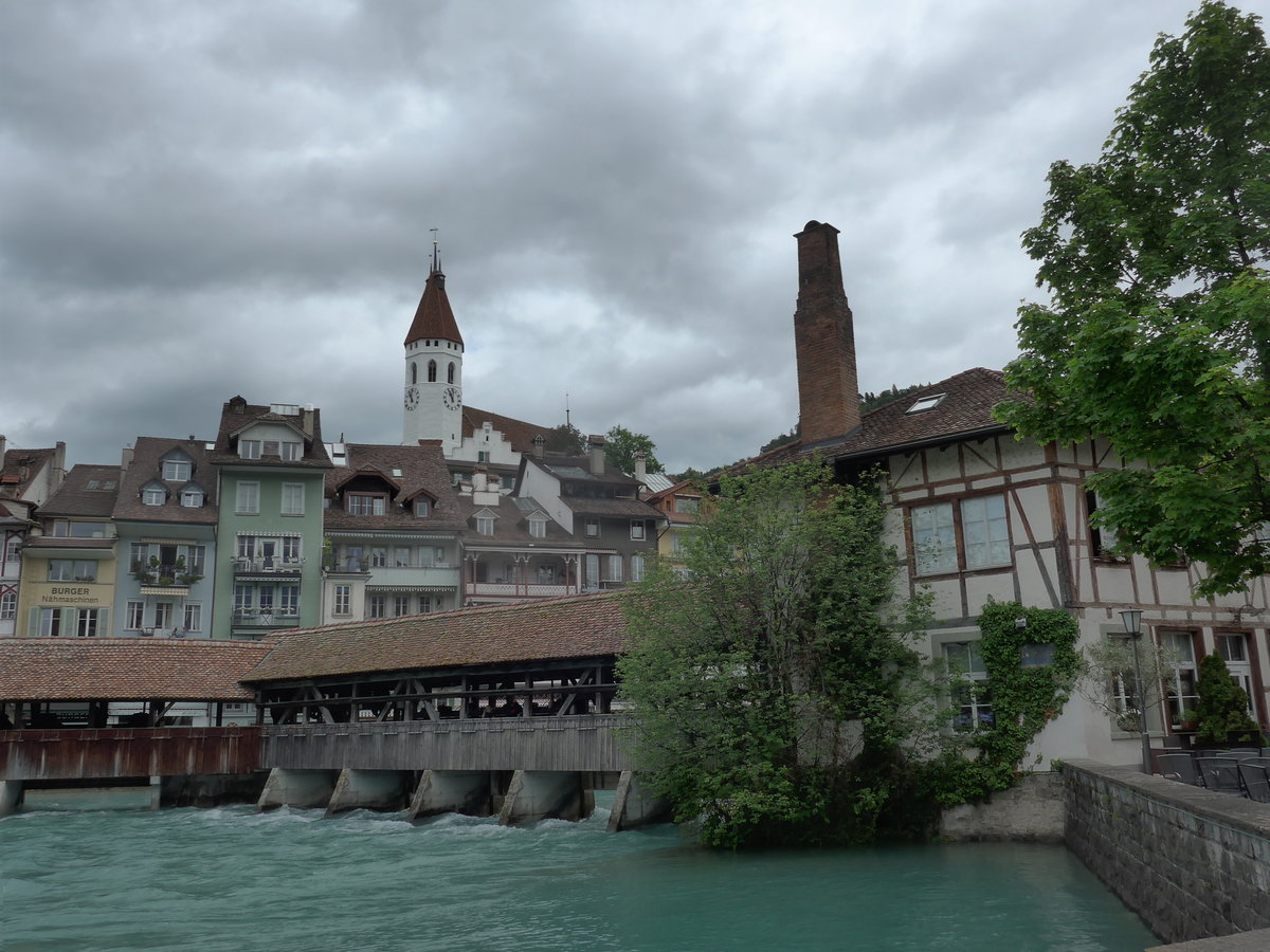 (171'530) - Altstadt mit Aare, Br�cke und Stadtkirche am 30. Mai 2016 in Thun