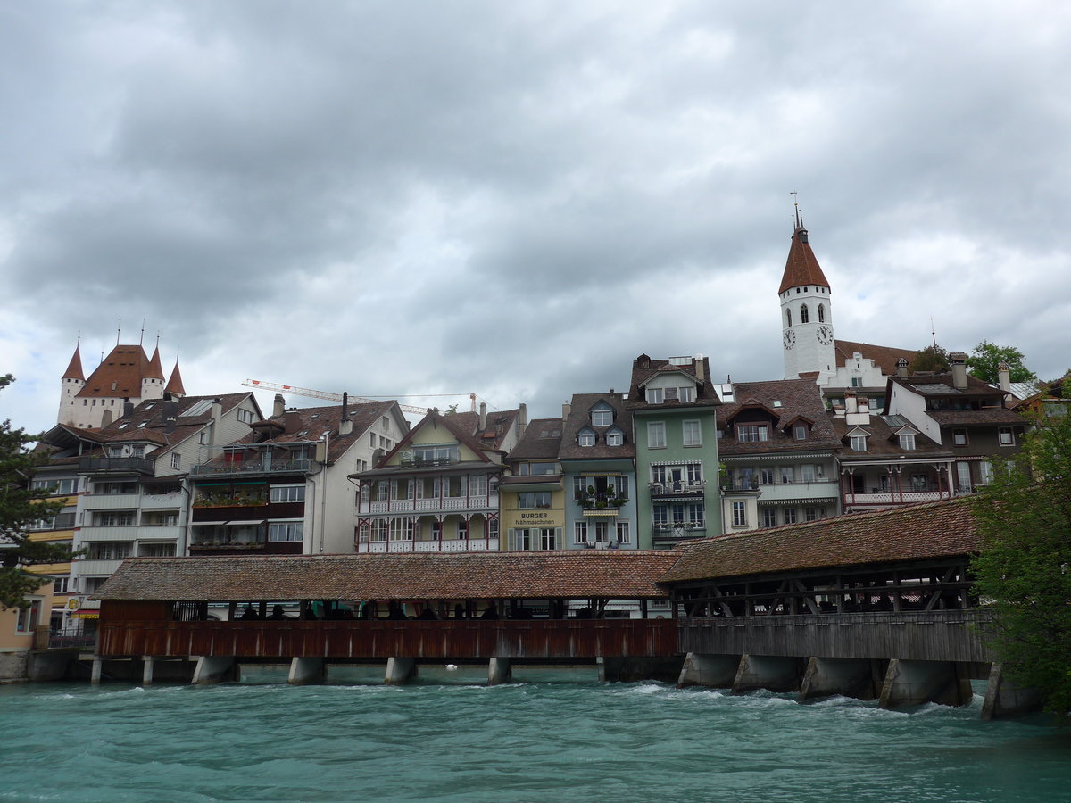 (171'531) - Altstadt mit Aare, Br�cke, Schloss und Stadtkirche am 30. Mai 2016 in Thun