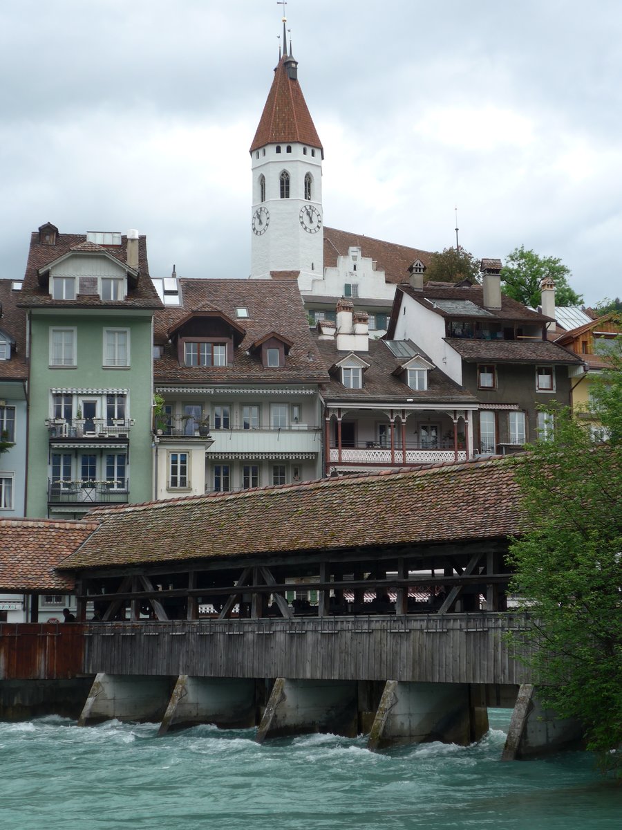 (171'532) - Altstadt mit Aare, Br�cke und Stadtkirche am 30. Mai 2016 in Thun
