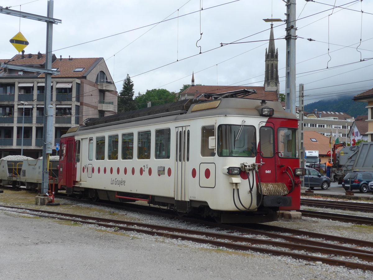 (171'805) - TPF-Triebwagen - Nr. 141 - am 13. Juni 2016 im Bahnhof Ch�tel-St-Denis