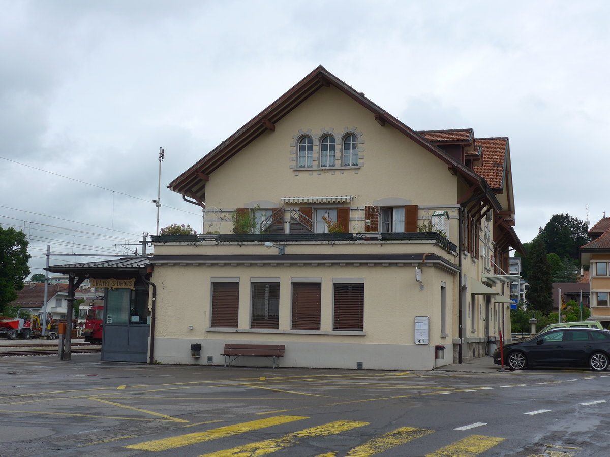 (171'813) - Der Bahnhof Ch�tel-St-Denis am 13. Juni 2016